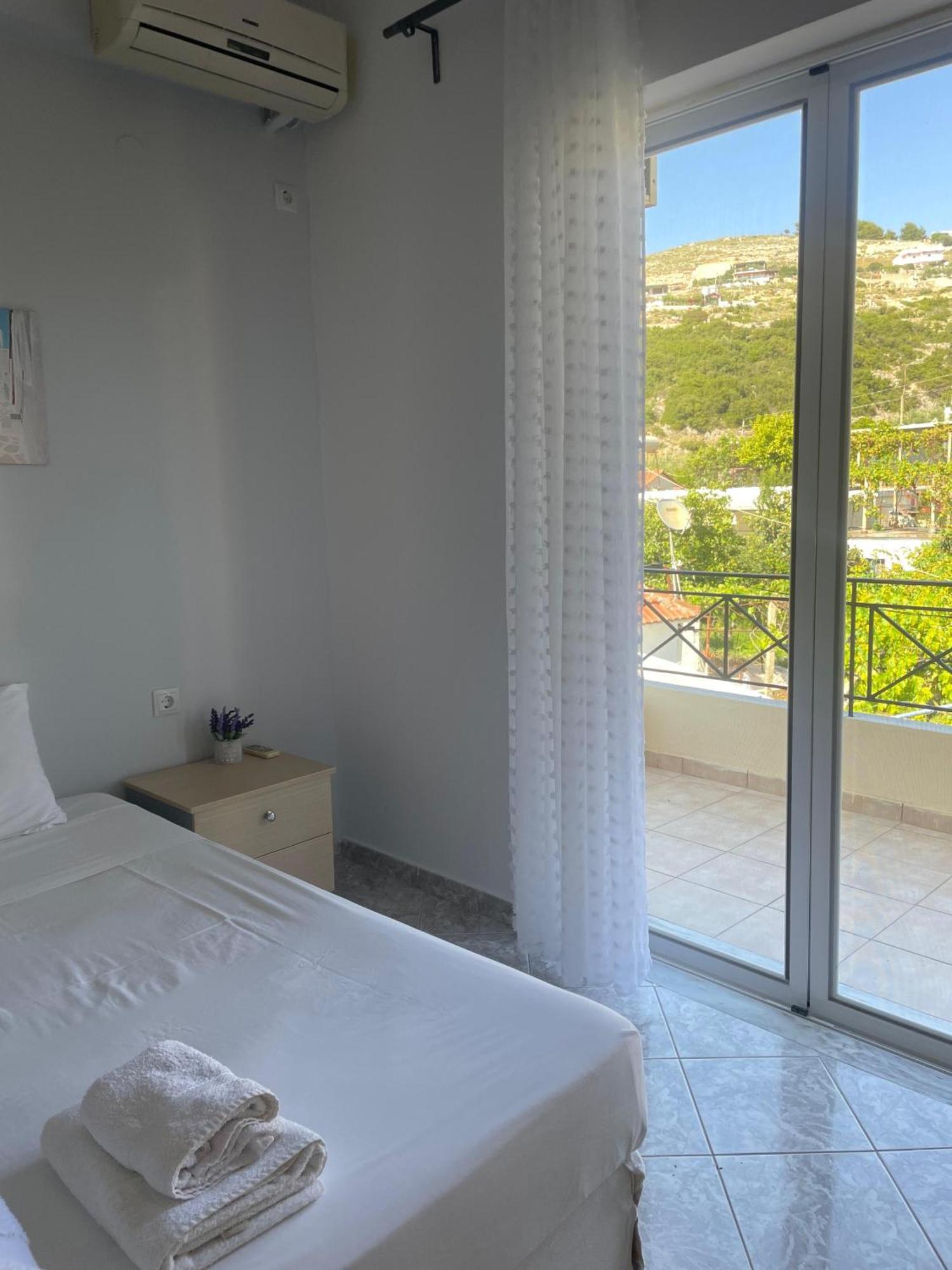 Marina * Himare